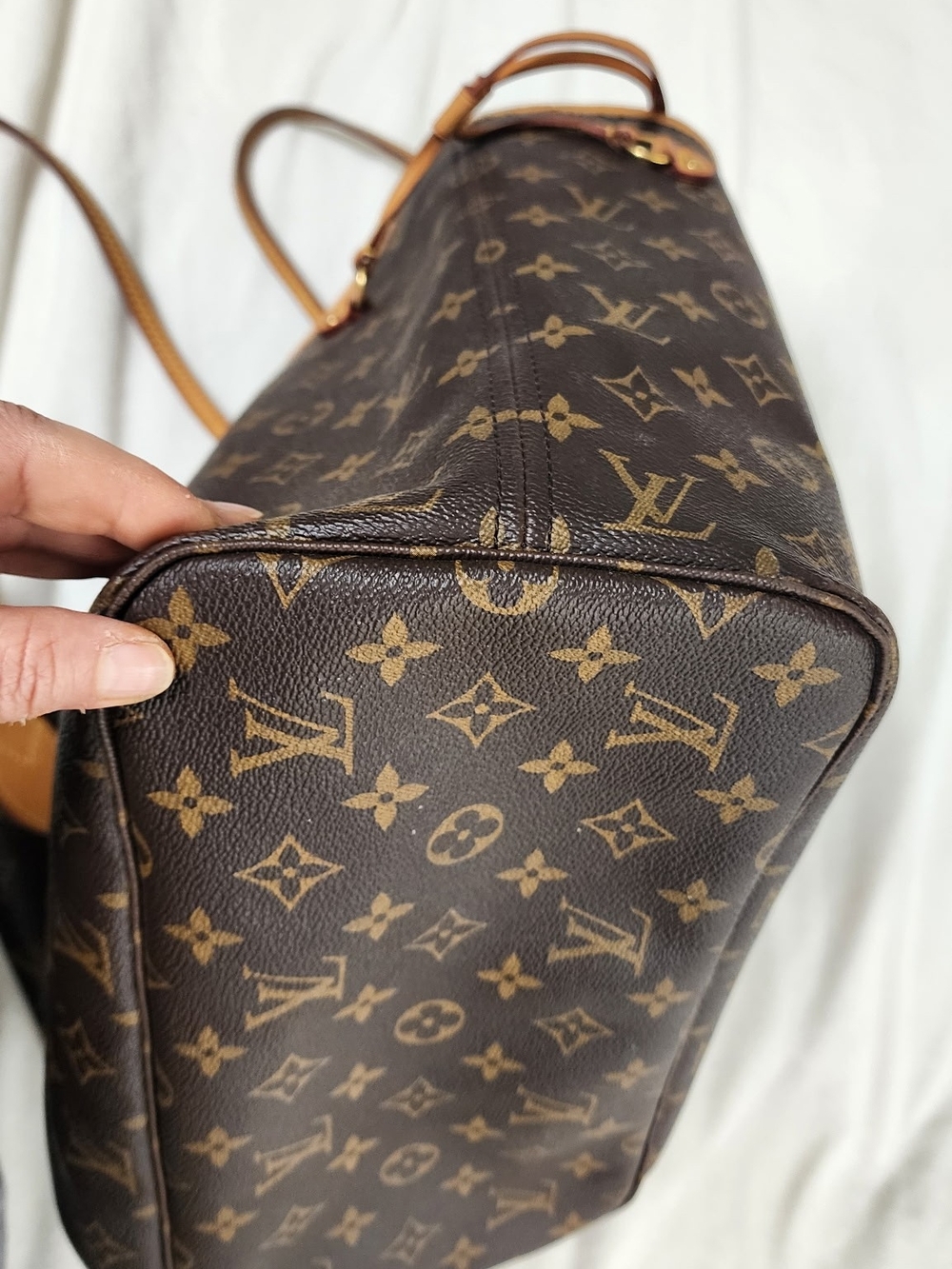 Louis Vuitton MM Monogram Canvas Neverfull Tote in Brown/Tan - Picture 13 of 16